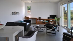 TV, bøker, musikkbibliotek og stereoanlegg