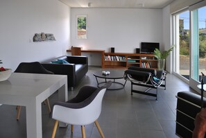 Tv, bøger, musikbibliotek, stereoanlæg