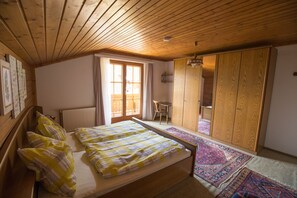 3 bedrooms, internet, bed sheets