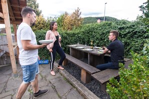 Outdoor dining - Charming farmhouse, Eifel, sauna, hiking, motorcycling, dogs, wellness,    (Irrhausen)