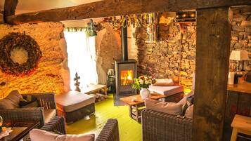 Flachbildfernseher, Kamin, DVD-Player, BĂŒcher