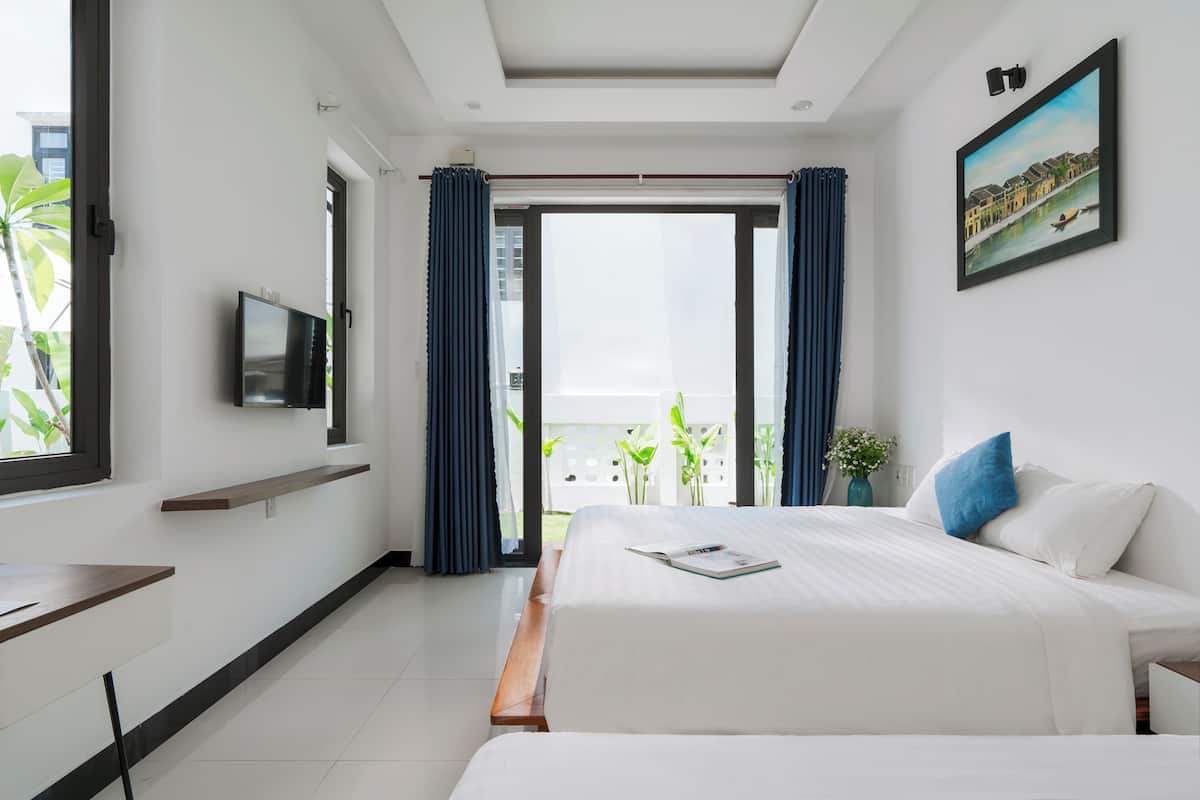 Deluxe Poolside Triple Room | Bar mini, peti besi dalam bilik, meja, langsir/tirai gelap terus