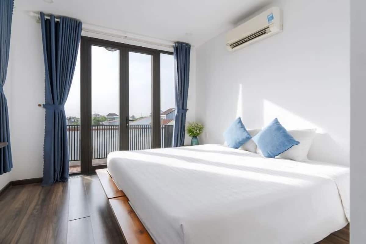 Minibar, in-room safe, desk, blackout curtains