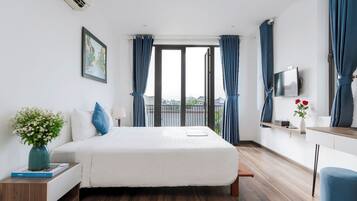 Deluxe Cityscape View Room | Minibar, in-room safe, desk, blackout drapes