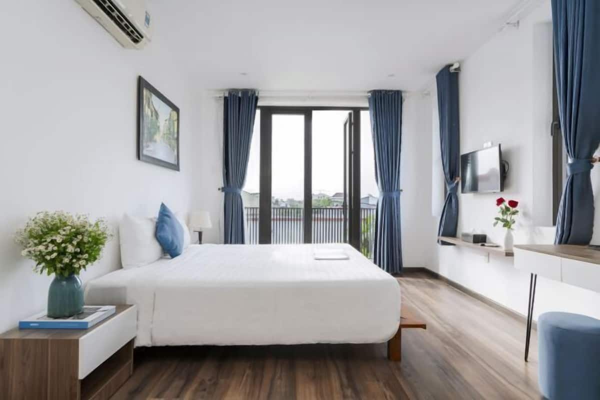 Minibar, in-room safe, desk, blackout curtains