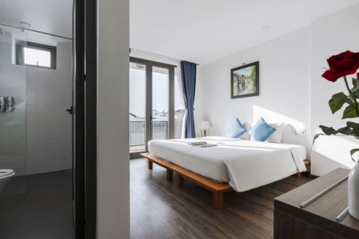 Minibar, in-room safe, desk, blackout drapes
