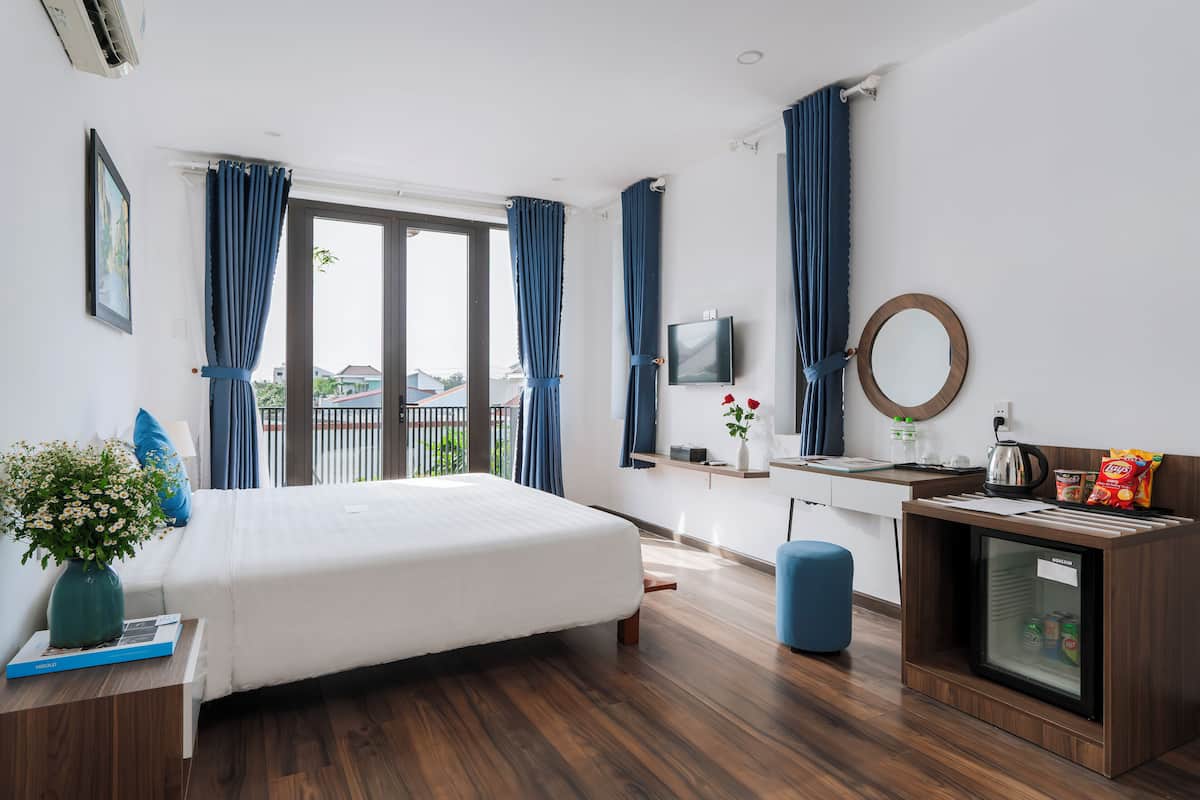 Deluxe Cityscape View Room | Bar mini, peti besi dalam bilik, meja, langsir/tirai gelap terus