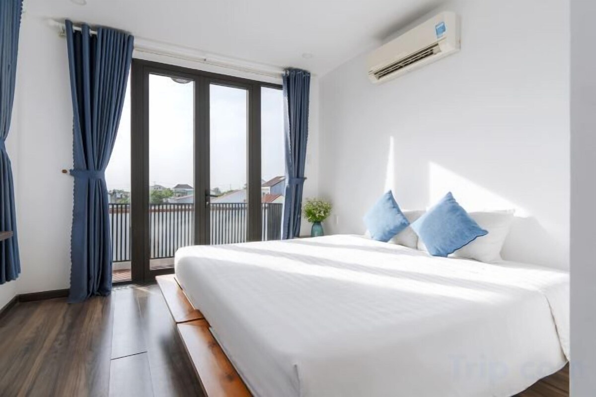 Deluxe Pool View Room