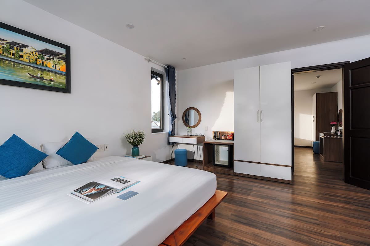 Family Interconnecting Rooms | Bar mini, peti besi dalam bilik, meja, langsir/tirai gelap terus