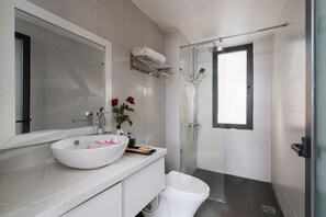 Een douche, een regendouche, gratis toiletartikelen, een haardroger