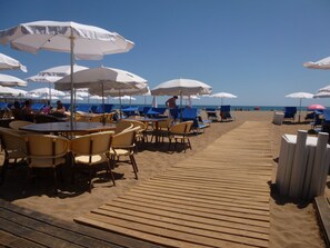 Outdoor dining - *** AIR-CONDITIONED HOUSE, SEAFRONT, SECURE PARKING, WIFI, (Portiragnes)