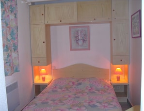 3 habitaciones, escritorio, tabla de planchar con plancha y wifi gratis 