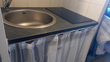 Réfrigérateur, micro-ondes, plaque de cuisson, lave-vaisselle