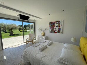 5 bedrooms, travel cot, WiFi, bed sheets