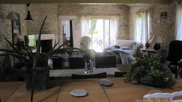 Fernseher, Kamin, DVD-Player