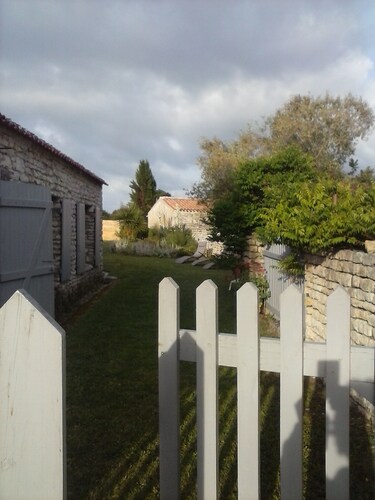 TYPICAL OLERONNAISE IN STONE OF COAST