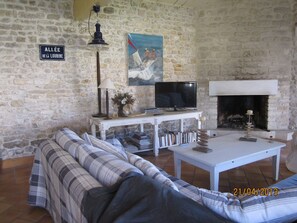 TV, caminetto, lettore DVD