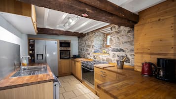 Geladeira, micro-ondas, fogĂŁo, cooktop
