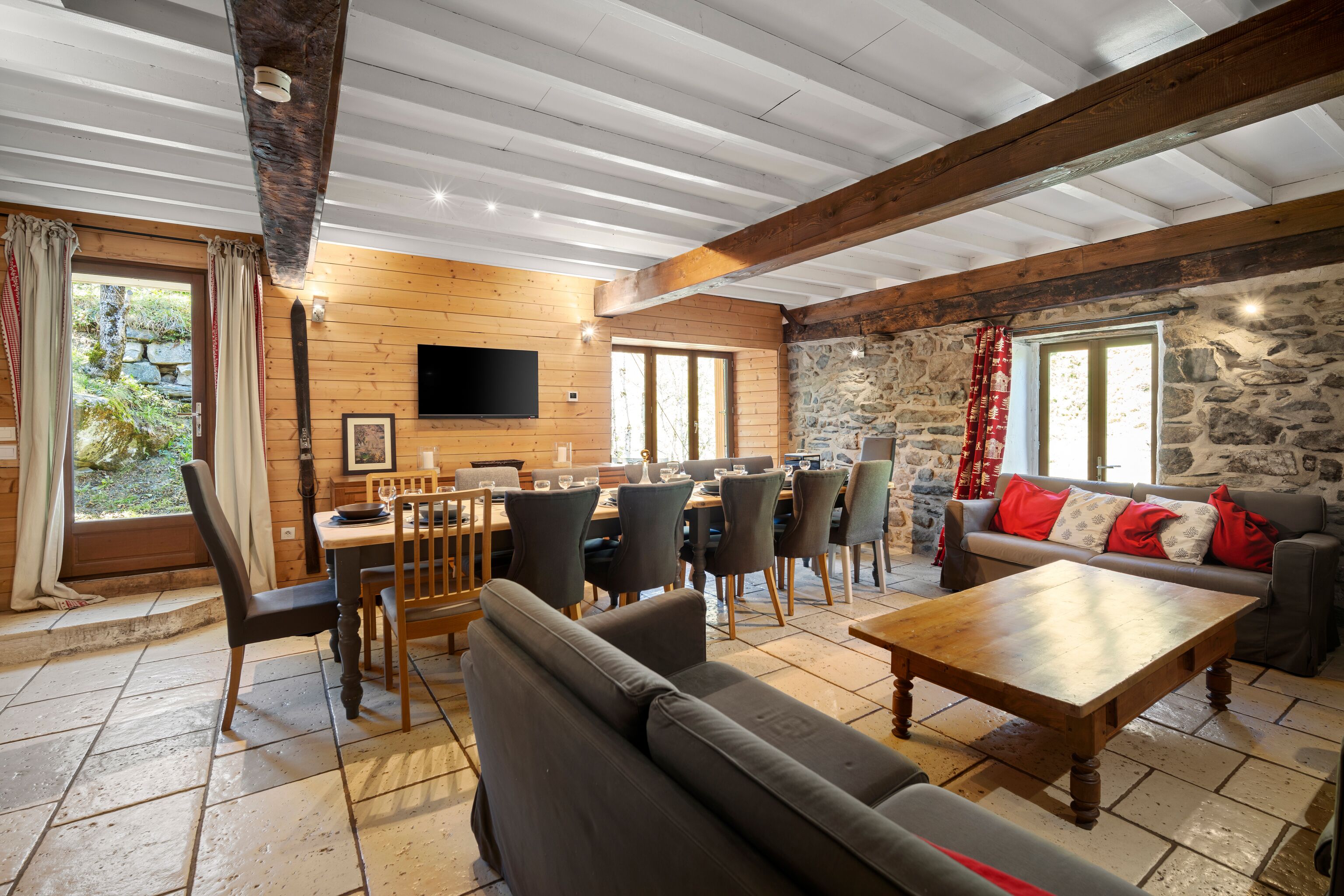 Smart TV, fireplace