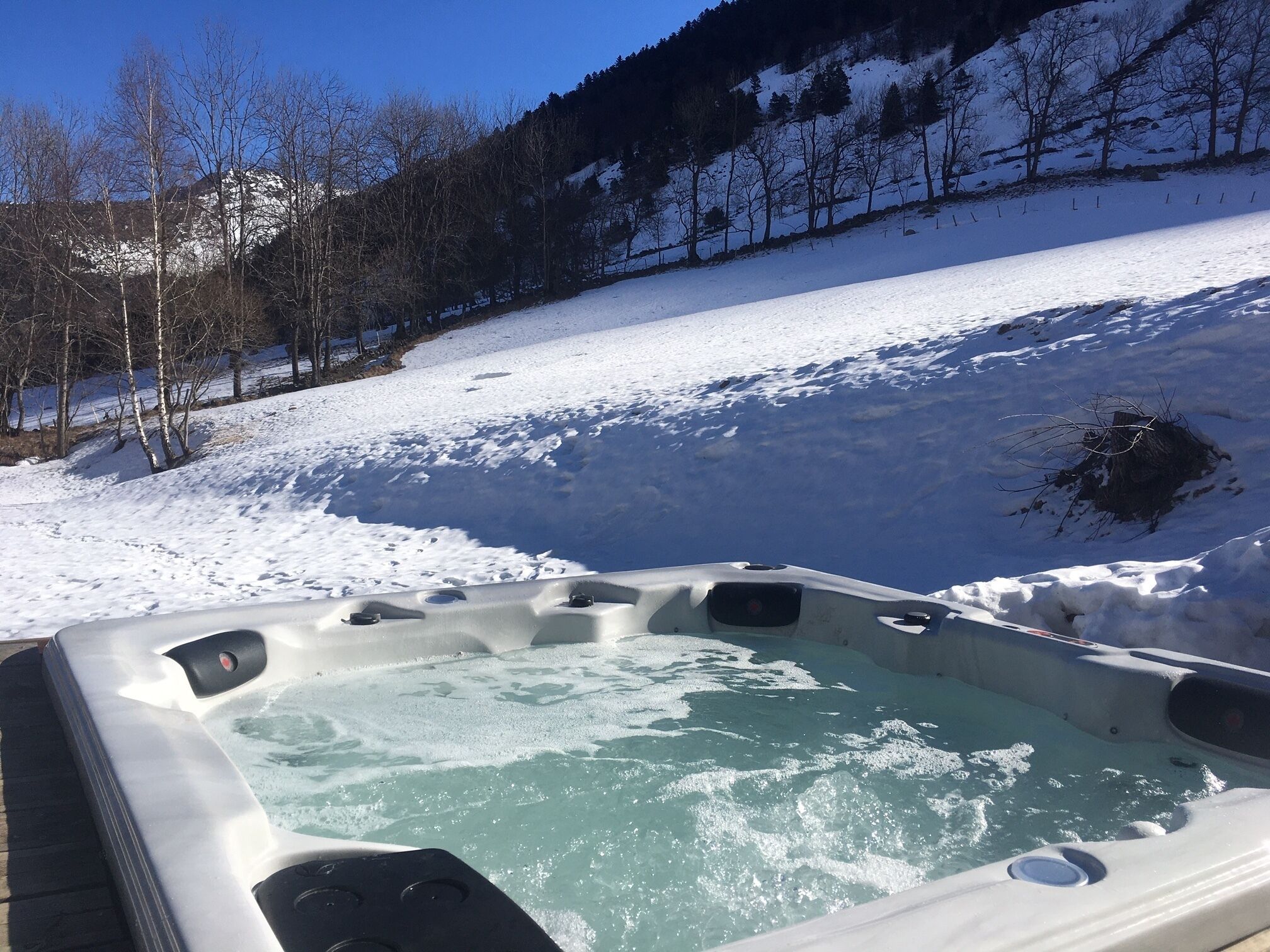 Tina de hidromasaje al aire libre