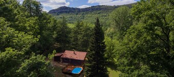 Chalet in der Nähe von Fluss in einem bewaldeten Park und beheiztem Pool