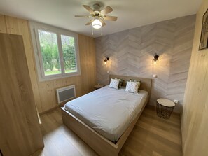 2 chambres, fer et planche à repasser, lit de bébé portatif