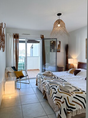 3 habitaciones, tabla de planchar con plancha y cuna de viaje