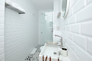 Dusche, Haartrockner, Handtücher