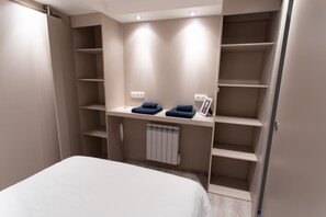 1 habitación, sistema de insonorización y tabla de planchar con plancha