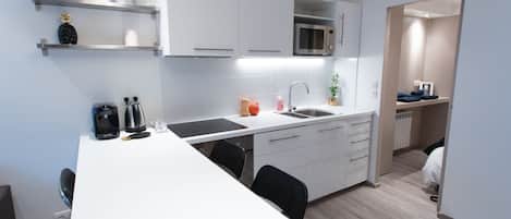 Réfrigérateur, four à micro-ondes, un four, surface de cuisson