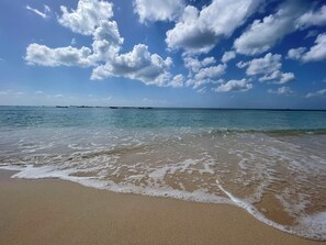 En la playa y toallas de playa 