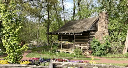 Viehättävä mökki historiallisessa Downtown Clarkesville