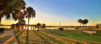 THE BEST LOCATION IN ORLANDO LAKEFRONT VILLA