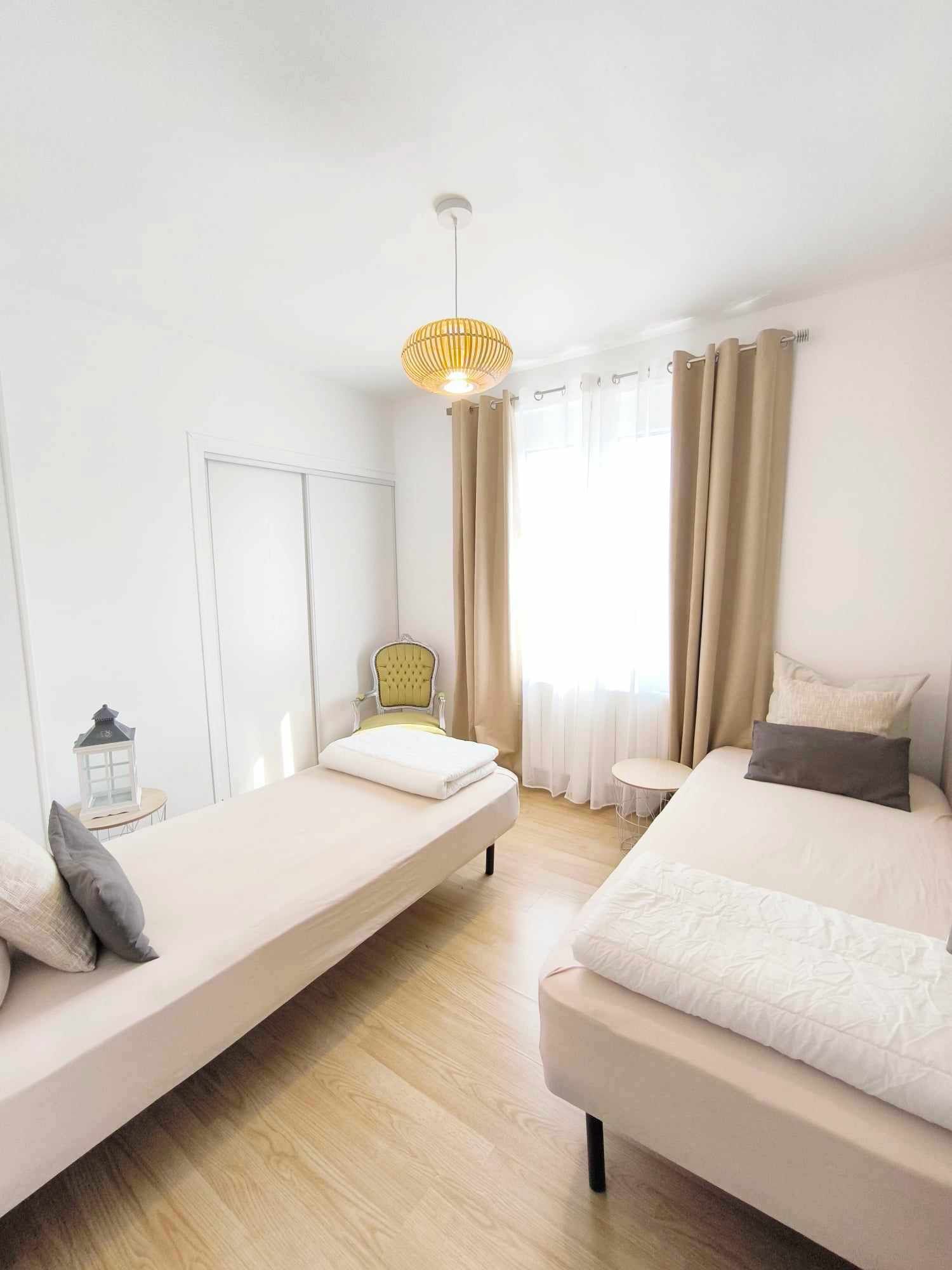 2 habitaciones, tabla de planchar con plancha y cuna de viaje 