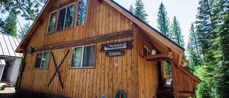 Una cabaña de madera con un letrero que dice "McCormick's 455 Fountain".