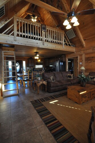 Deer Run Cabin - Private Hot tub, Loft / Game Room, 1 Mile to Thunder Ridge