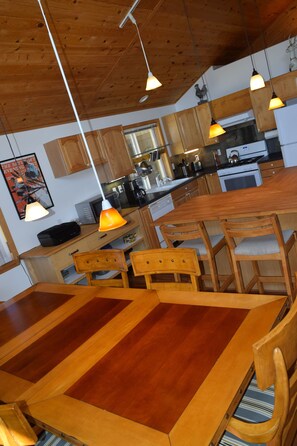 Fridge, microwave, oven, stovetop - Family Work from home. Tesla Home Charger. (Truckee)