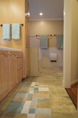 Combined shower/bathtub, hair dryer, towels, soap - Family Work from home. Tesla Home Charger.  (Truckee)