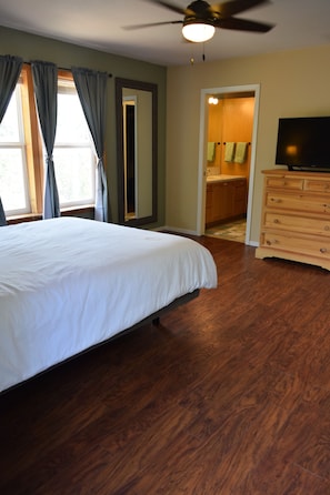 3 habitaciones, escritorio, tabla de planchar con plancha y wifi gratis