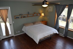 3 bedrooms, desk, iron/ironing board, free WiFi - Family Work from home. Tesla Home Charger.  (Truckee)