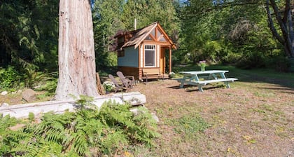 The Micro Cabin In Roberts Creek - 2 Minutes from the Beach!