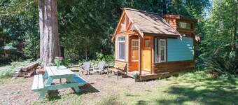 The Micro Cabin In Roberts Creek - 2 Minutes from the Beach!