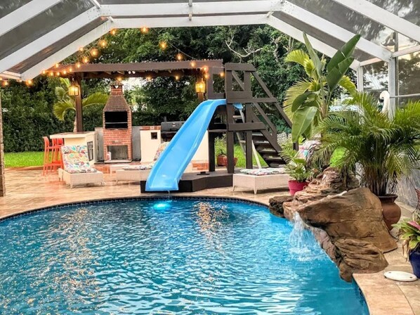 A heated pool - Hamilton House Miami - Tropical Oasis / Heated Pool / Tiki / Brazilian BBQ (Palmetto Bay)