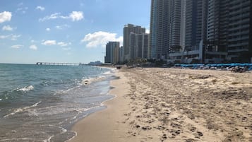 サンラウンジャー、ビーチタオル