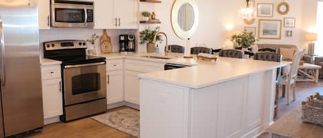 Kjøleskap, mikrobølgeovn, ovn og kokeplater