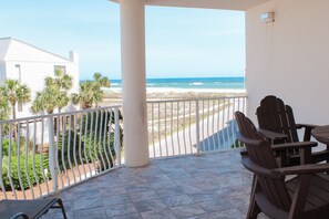 Outdoor dining - Dunes of Seagrove - Quiet by the Beach (Newly Renovated) (Santa Rosa Beach)