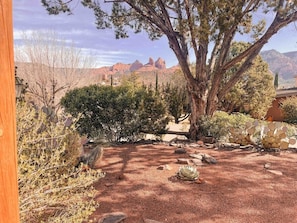 Property grounds - Uptown House - Hot Tub, 5 min to Shops/Food/Trails (Sedona)