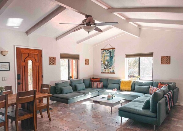 TV - Uptown House - Hot Tub, 5 min to Shops/Food/Trails (Sedona)