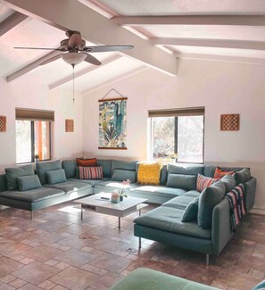 TV - Uptown House - Hot Tub, 5 min to Shops/Food/Trails (Sedona)