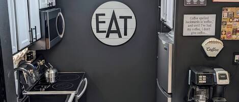 Réfrigérateur, micro-ondes, four, plaque de cuisson